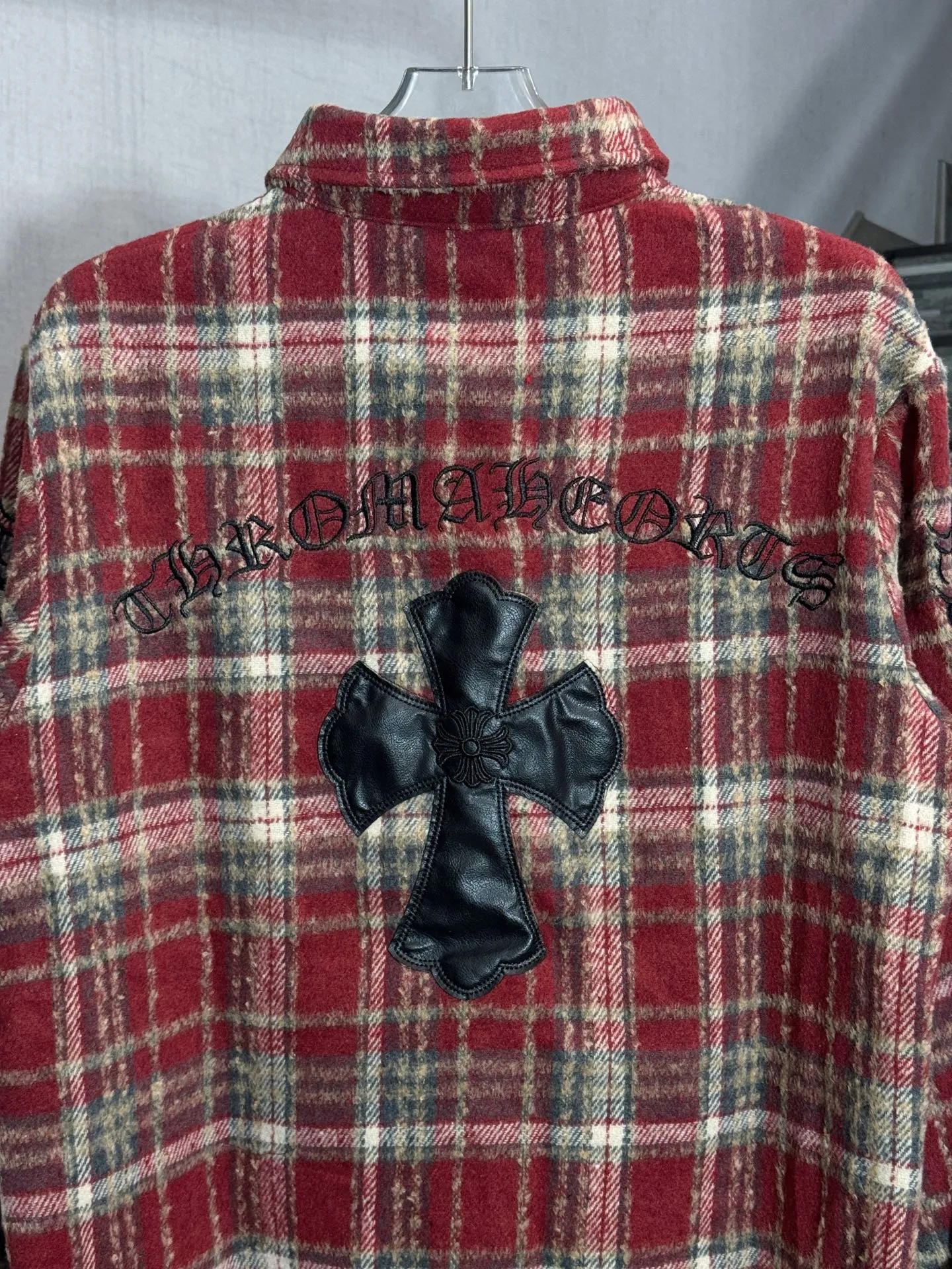 P280 model number: HE395 Chromehearts-Chrome heart wool plaid leather label shirt jacket The fabric is made of 360g high-weight tasseled woolen plaid shirt fabric. The upper body is extremely warm and feels soft and comfortable. It has custom-made original hardware Crow heart cross buttons and a custom-made original cross leather label on the back + heavy embroidery. The embroidery is full and three-dimensional, the overall process is complex, original accessories, factory workmanship, complete with three standards, feel free to buy, Kuaishou Xiaohongshu's popular shirt jacket.  Color: Red/Blue Size: S M L XL